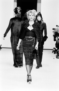 Eva_Herzigova_Chanel_FW1992_06.jpg