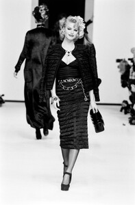 Eva_Herzigova_Chanel_FW1992_07.jpg