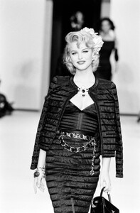 Eva_Herzigova_Chanel_FW1992_08.jpg
