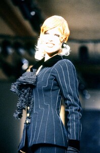 Eva_Herzigova_Chanel_FW1992_Couture_14.jpg