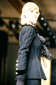 Eva_Herzigova_Chanel_FW1992_Couture_17.jpg