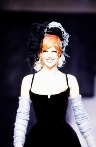 Eva_Herzigova_Chanel_FW1992_Couture_27.jpg