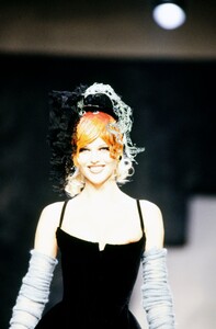 Eva_Herzigova_Chanel_FW1992_Couture_28.jpg