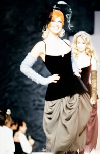 Eva_Herzigova_Chanel_FW1992_Couture_36.jpg