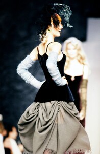 Eva_Herzigova_Chanel_FW1992_Couture_37.jpg