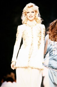 Eva_Herzigova_Chanel_FW1992_Couture_41.jpg