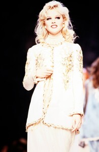 Eva_Herzigova_Chanel_FW1992_Couture_42.jpg