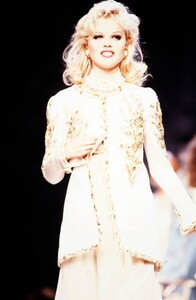Eva_Herzigova_Chanel_FW1992_Couture_44.jpg
