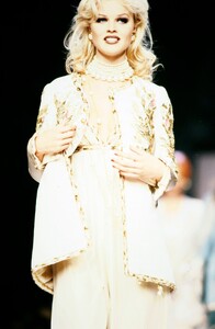 Eva_Herzigova_Chanel_FW1992_Couture_45.jpg