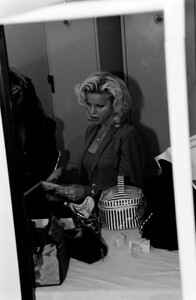 Eva_Herzigova_Chanel_FW1992_Couture_Backstage_048.jpg