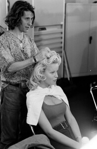 Eva_Herzigova_Chanel_FW1992_Couture_Backstage_059.jpg