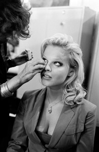 Eva_Herzigova_Chanel_FW1992_Couture_Backstage_081.jpg