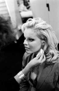 Eva_Herzigova_Chanel_FW1992_Couture_Backstage_095.jpg