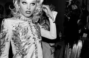 Eva_Herzigova_Chanel_FW1992_Couture_Backstage_109.jpg