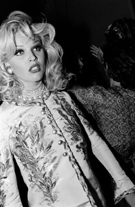 Eva_Herzigova_Chanel_FW1992_Couture_Backstage_113.jpg