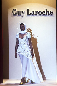 GuyLaroche1993HauteCouture123.thumb.jpg.0b0f00aee96c5fc92a6f1183f28e211c.jpg
