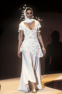 GuyLaroche1993HauteCouture124.thumb.jpg.fb9137199befe3d644968f98d7702233.jpg