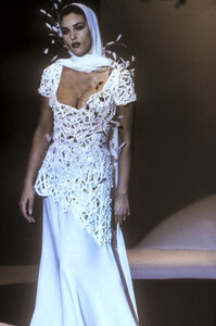GuyLaroche1993HauteCouture125.thumb.jpg.6356cf09afac1341b2a5cda2bb0826fd.jpg