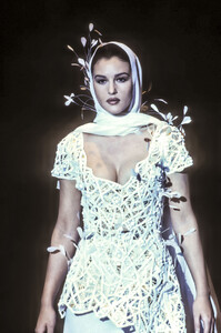 GuyLaroche1993HauteCouture126.thumb.jpg.8282fb8b7e9be9375467e5e0f60ef19c.jpg