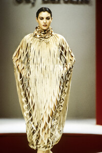 GuyLaroche1993HauteCouture23.thumb.jpg.747b8bc0789f6d727a6e7f61fa45a96e.jpg
