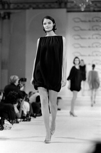 Helena_Christensen_Oscar_de_la_Renta_SS1991_04.jpg