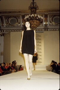 Helena_Christensen_Oscar_de_la_Renta_SS1991_05.jpg