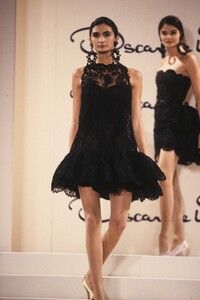 Helena_Christensen_Oscar_de_la_Renta_SS1991_07.jpg