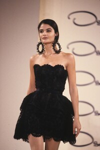 Helena_Christensen_Oscar_de_la_Renta_SS1991_08.jpg