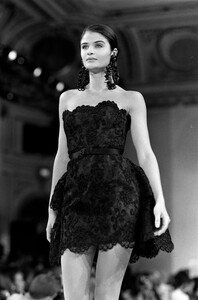 Helena_Christensen_Oscar_de_la_Renta_SS1991_09.jpg