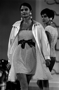 Helena_Christensen_Oscar_de_la_Renta_SS1991_11.jpg
