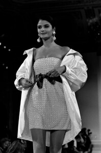 Helena_Christensen_Oscar_de_la_Renta_SS1991_13.jpg