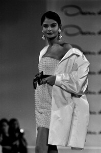 Helena_Christensen_Oscar_de_la_Renta_SS1991_15.jpg
