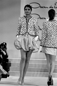Helena_Christensen_Oscar_de_la_Renta_SS1991_18.jpg