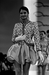 Helena_Christensen_Oscar_de_la_Renta_SS1991_21.jpg