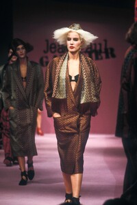 JeanPaulGaultier1984WomenRTW9.thumb.jpg.38341890070ed90bf3b2e95ff4dcc7ad.jpg