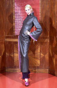 JeanPaulGaultier2001HauteCoutureFW23.thumb.jpg.437537904226b976d305a8b474e11131.jpg