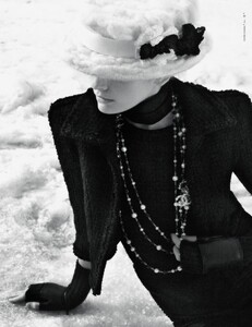 Lagerfeld_Chanel_Fall_Winter_2009_10_11.thumb.jpg.d51e7356d33dcd84dcaa824047ccf9b6.jpg