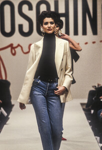 Moschino1995WomenRTW21.thumb.jpg.03c23d214ac20d667704c3521004e9f0.jpg