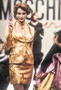 Moschino1995WomenRTW38.thumb.jpg.14f3bf632a938c0dfb34b2a7618400da.jpg