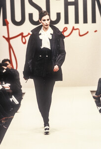 Moschino1995WomenRTW53.thumb.jpg.f9aa973370b510ca93ffa06627065427.jpg