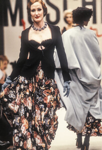 Moschino1995WomenRTW61.thumb.jpg.c5fe5fd7ede514ec2ecbc210c8213ebb.jpg