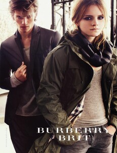 Testino_Burberry_Fall_Winter_2009_10_11.thumb.jpg.1707cca162ebf823240549ddbacd1739.jpg