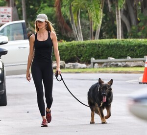 gisele miami april 30 2024 24.jpeg