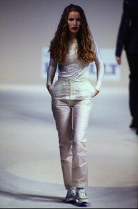 hussein-chalayan-fw-95.thumb.jpg.4b1be02e438c989c996114c951e6e443.jpg