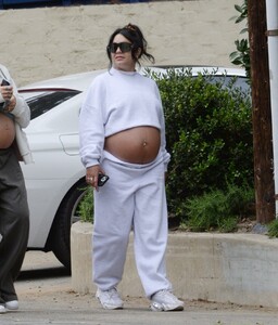 pregnant-vanessa-hudgens-out-hiking-with-a-friend-in-los-angeles-05-04-2024-1.jpg