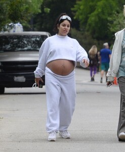 pregnant-vanessa-hudgens-out-hiking-with-a-friend-in-los-angeles-05-04-2024-7.jpg