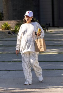 vanessa-hudgens-in-chic-maternity-look-in-la-05-09-2024-6.jpg