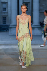 00013-erdem-spring-2024-ready-to-wear-credit-gorunway.thumb.jpg.000fd495bf7921163408658169b081bb.jpg