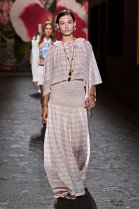 00021-chanel-spring-2024-ready-to-wear-credit-gorunway.thumb.jpg.d0e7e528e0f0191a16955a8eeb3dd819.jpg