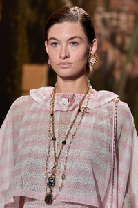00053-chanel-spring-2024-ready-to-wear-details-credit-gorunway.thumb.jpg.9ab3869b62a04bf59755f1cbb013eae7.jpg